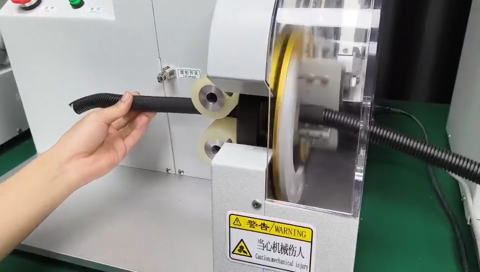Intelligente macchina avvolgitubo corrugato aperto da 25mm - Avvolgimento preciso con nastro adesivo per tubi aperti