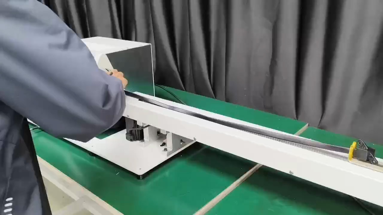 JW-303KL-1m: Macchina Avvolgitrice per Nastri con Trafilatura Doppio Lato - Precisione Industriale