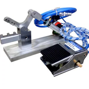 Position the inner wire on the plastic wire claw holder Posizionare il filo interno sul supporto dell'artiglio del filo di plastica