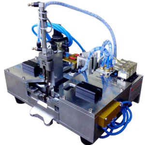 Position the inner wire on the plastic wire claw holder Posizionare il filo interno sul supporto dell'artiglio del filo di plastica