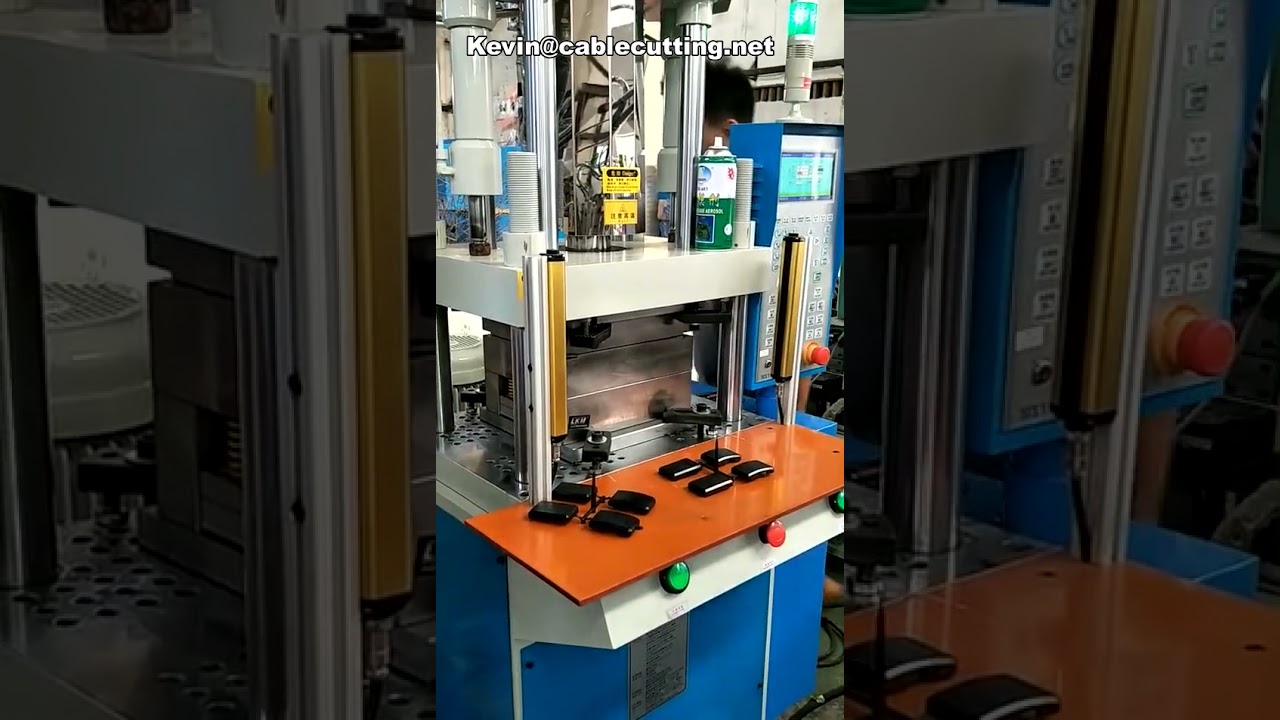 Macchina per stampaggio a iniezione plastica manuale con inserti metallici e schede di memoria