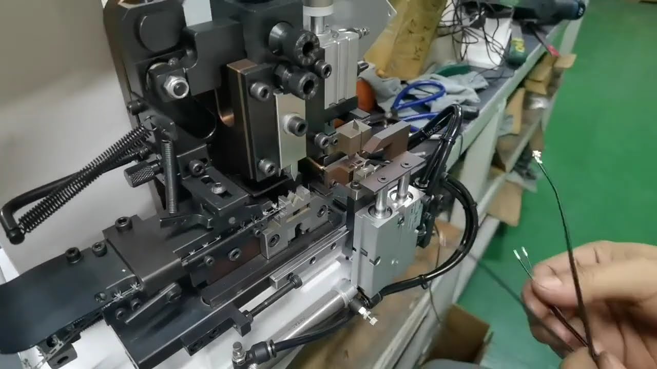 Macchina per spaccatura e crimpatura di fili paralleli: crimpatura in un unico ciclo