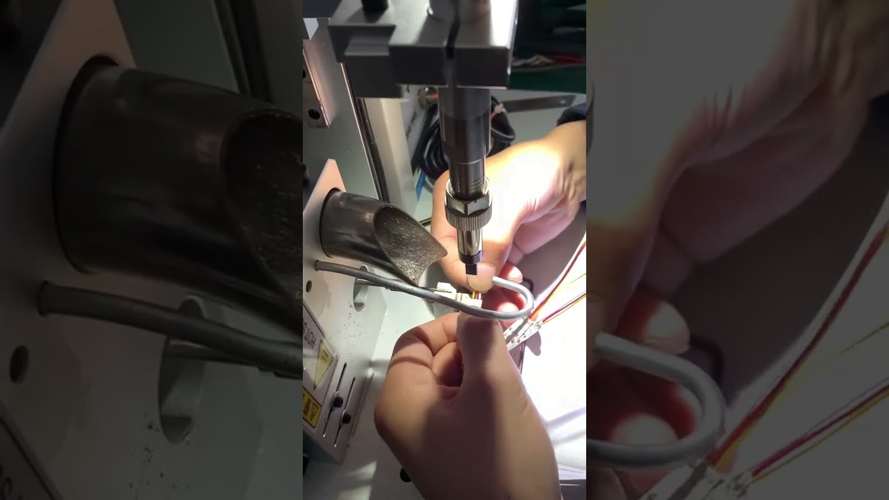 Saldatrice Semiautomatica in Azione Reale | Macchina per Saldatura e Spelatura Cavi #saldatrice #fabbrica
