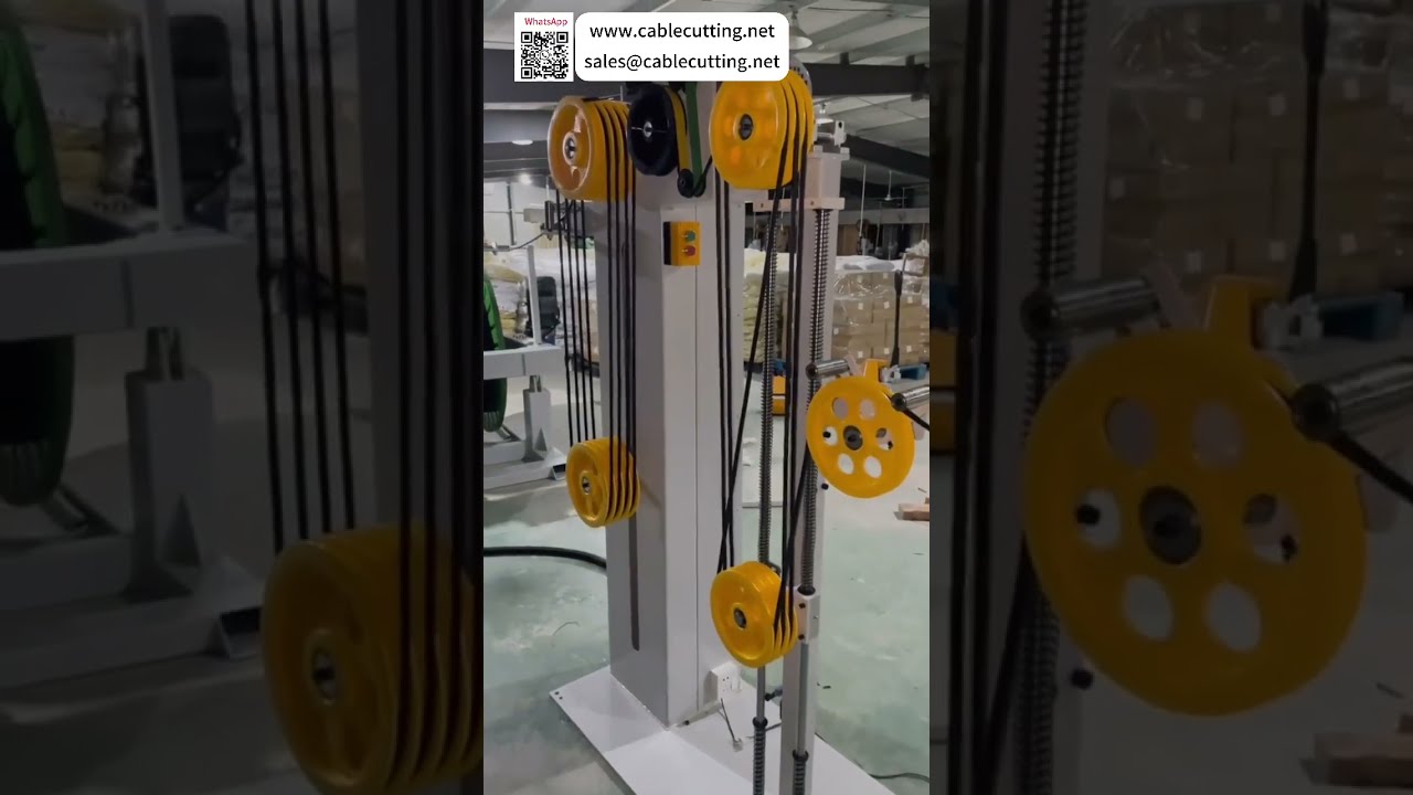 Macchina per spellare e tagliare cavi da 150 mm² abbinata a un'unità di svolgimento cavi a velocità variabile da 1000 kg