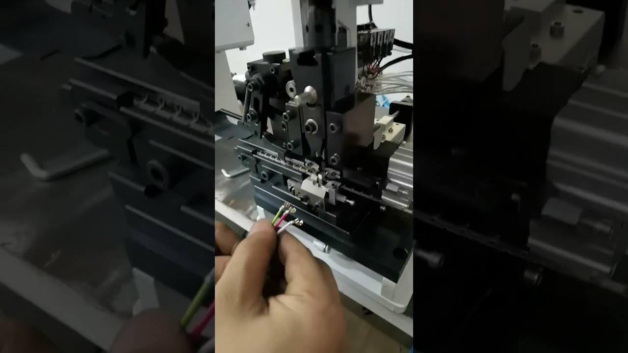 Macchina crimpatrice a nastro continuo per terminali speciali a 90° | #fabbrica #automazione