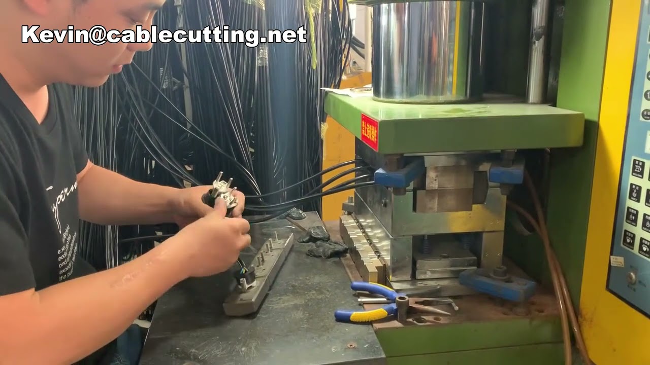Stampo per Spina Elettrica in Plastica - Stampi a Iniezione per Connettori Elettrici
