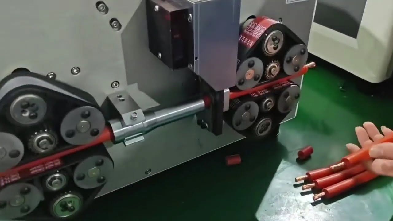 Macchina spellafili automatica 106: taglio e spellatura di cavi quadri da 70 mm² a grande sezione