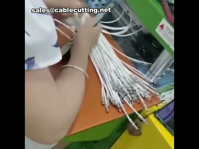 Macchina per stampaggio a iniezione cavi MP4: precisione per cavi dati e connettori