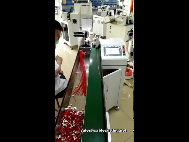 Macchina crimpatrice automatica per terminali a bandiera con nastro trasportatore