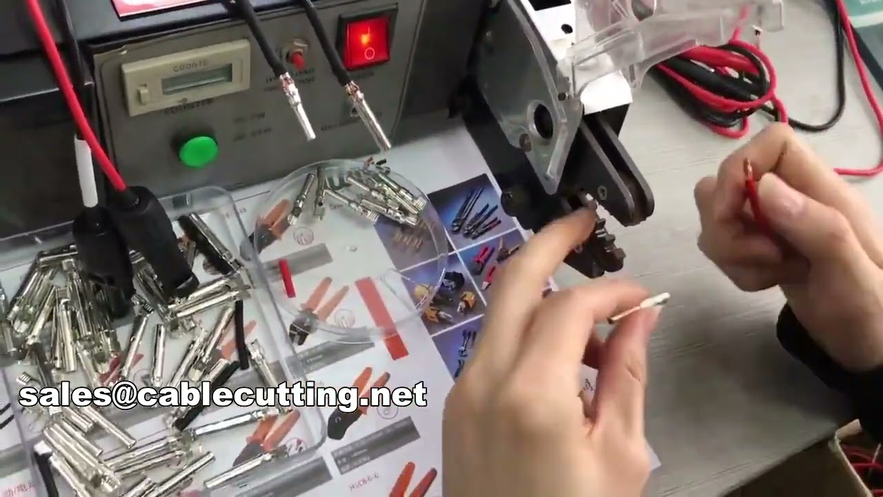 Macchina crimpatrice elettrica versatile: utensili e terminali per ogni esigenza