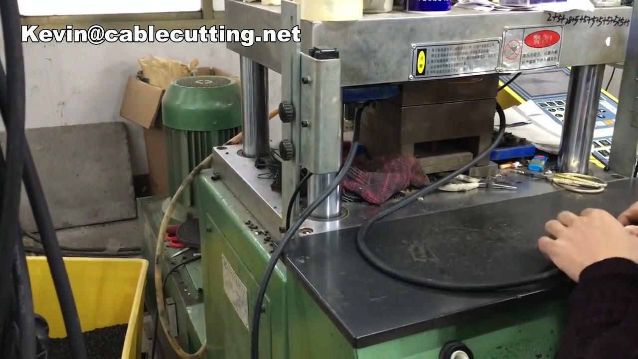 Macchina per stampaggio a iniezione: produzione spine e componenti plastici