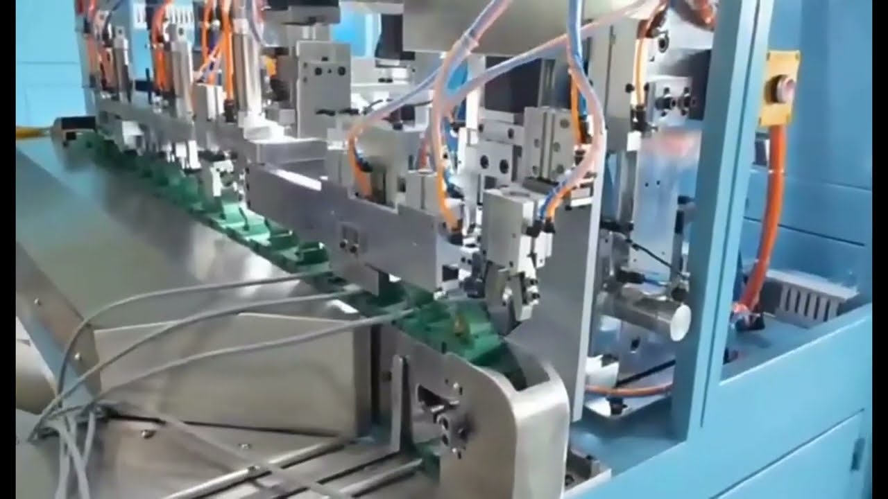 Macchina assemblaggio prese elettriche: spellatura automatica cavi, inserimento e crimpatura spine 2-3 poli