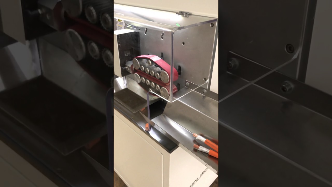 Macchina per la lavorazione dei cablaggi per veicoli elettrici: spellafilo e tagliafili a vite