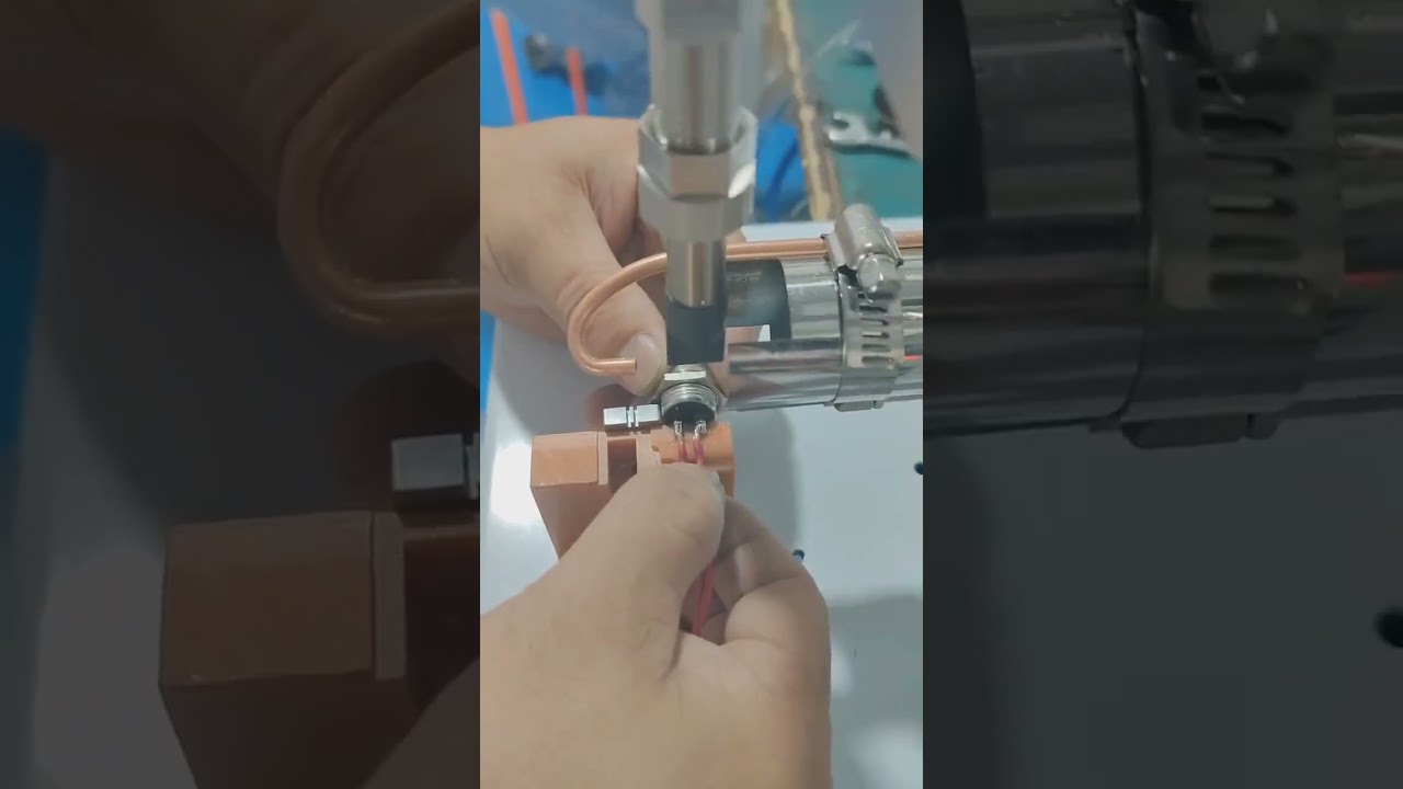 Saldatura simultanea di due punti su connettori aeronautici | Macchina automatica per cavi #macchina #cavi #industria