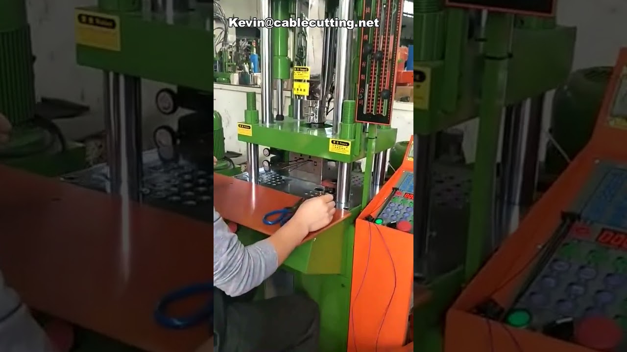 Macchina per iniezione manuale da banco Mini: produzione spinotti impermeabili e connettori cavo in PA66
