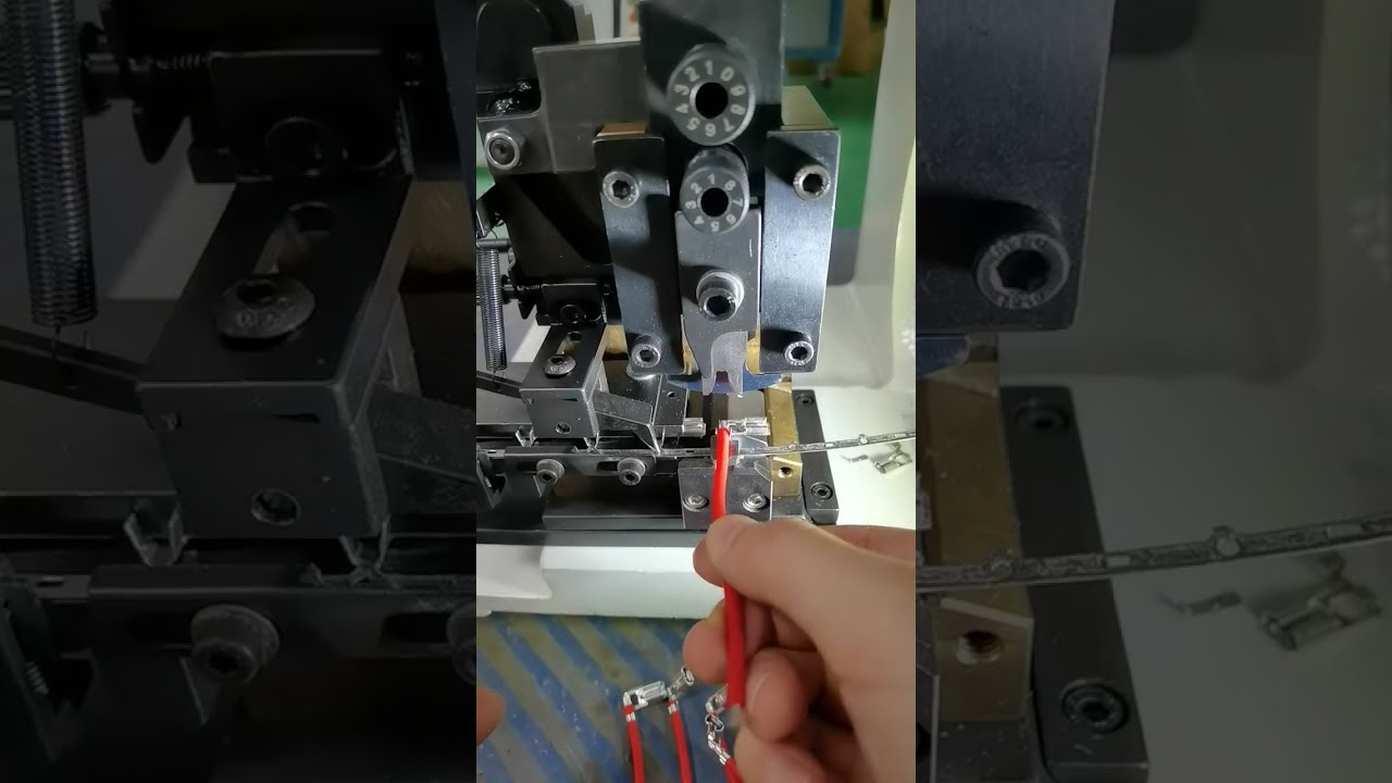 Macchina terminale silenziosa: crimpatura a stampo orizzontale in azione reale #fabbrica #automazione
