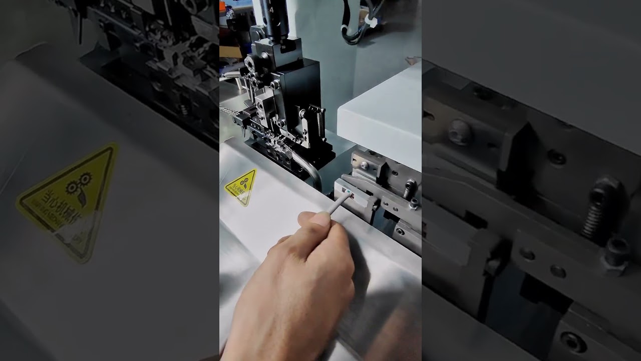 Spelatura e crimpatura di cavi multipolari: terminali a barbetta per connessioni sicure #macchina #industria #rame