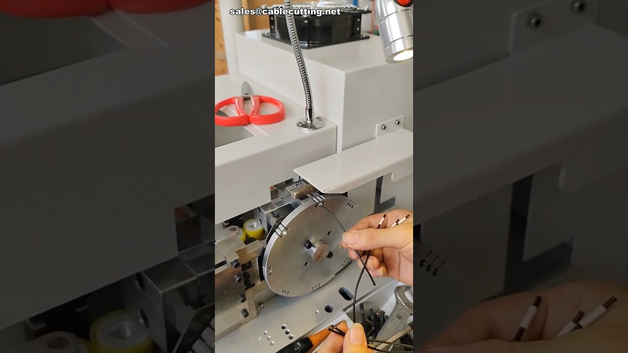 Macchina automatica per inserimento e riscaldamento tubi termoretraibili: fase di setup #fabbrica #macchinari #faidate