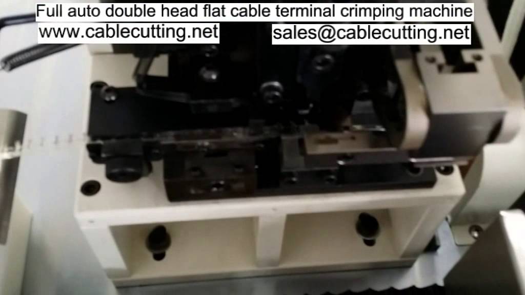 Crimpatrice automatica a doppia testa per cavi piatti in azione