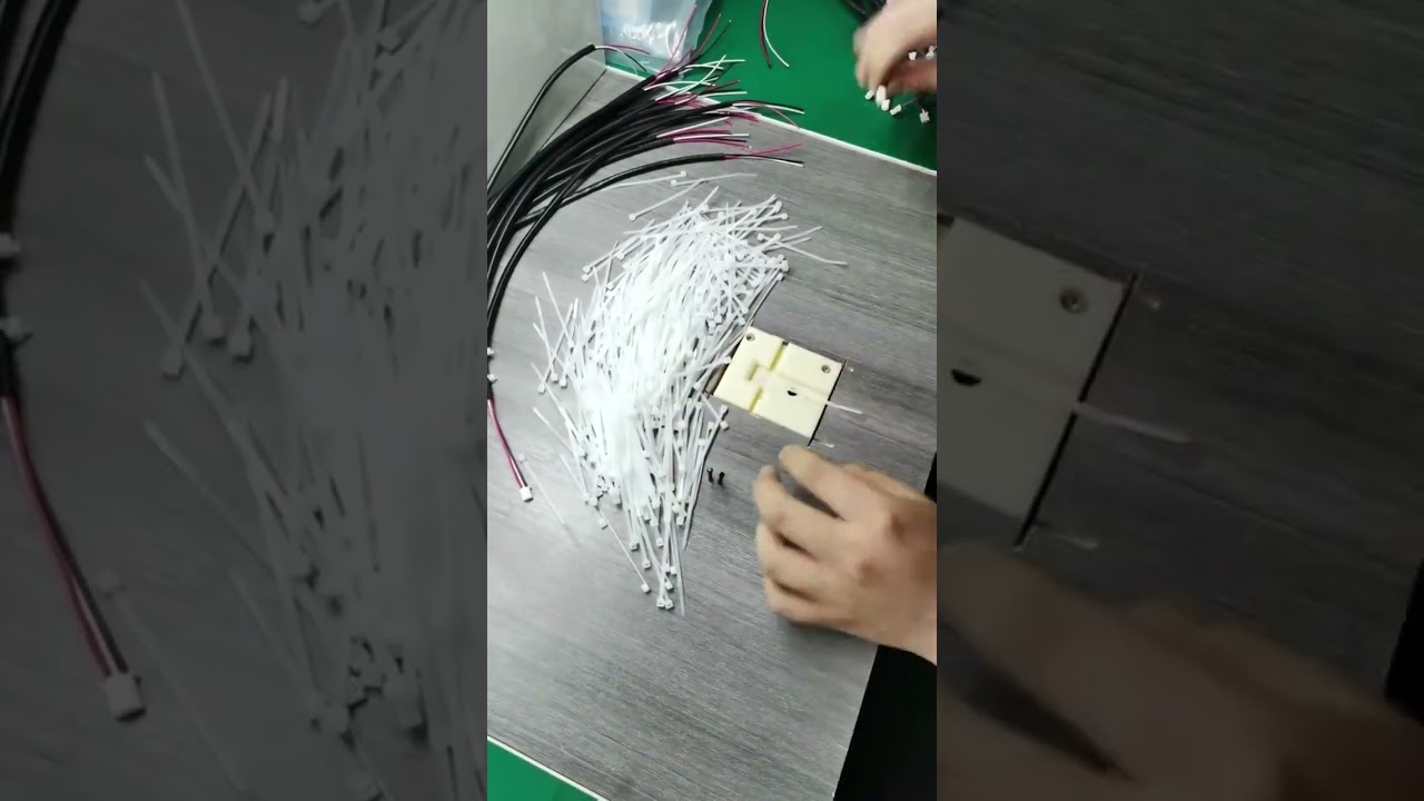 Attrezzo compatto per fascette cablaggio si monta facilmente su qualsiasi pannello di cablaggio per fascette a pino e nylon in modo rapido