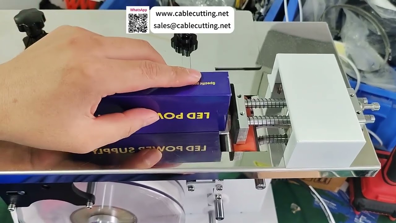Macchina per etichettare ad angolo retto per scatole colorate — Applicazione rapida di etichette sull'angolo della scatola