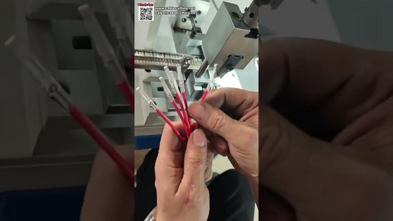 Crimpatrice per terminali con alimentatore a vaschetta vibrante: lavorazione automatica di precisione dei cavi