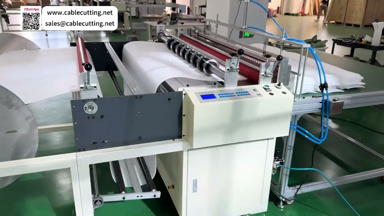 Operazioni del sistema di taglio longitudinale e trasversale del cotone perlato EPE e di raccolta automatica con trasportatore
