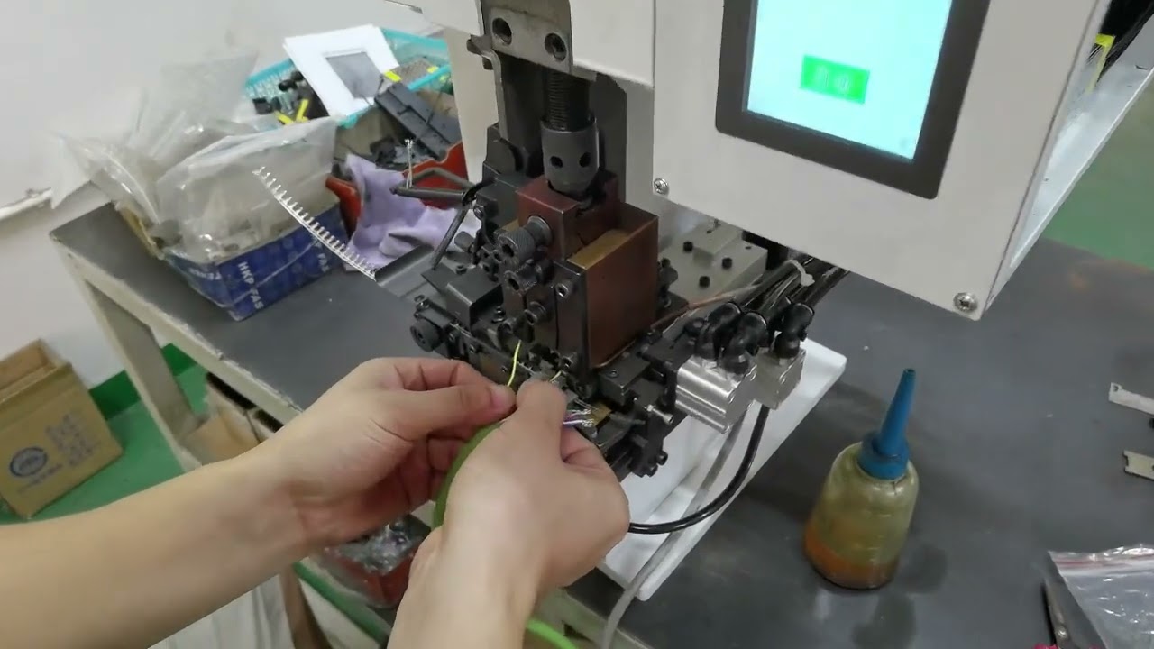 Macchina orizzontale per terminali a striscia continua | Crimpatura automatica